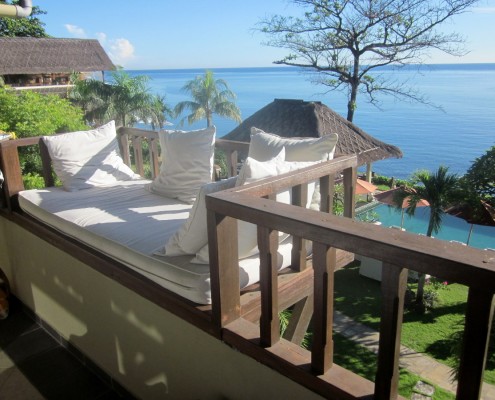 tulamben_tauchterminal_balkon_couch_lounge