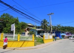 honduras_roatan_coxen_hole_bunte_haeuser