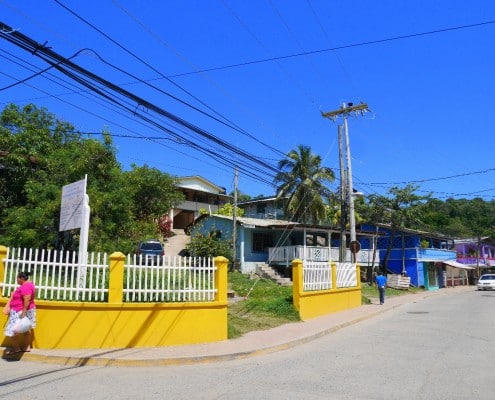honduras_roatan_coxen_hole_bunte_haeuser
