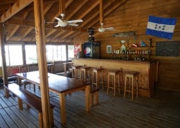 honduras_roatan_tobri_divers_restaurant_bar