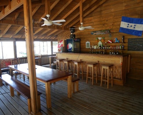 honduras_roatan_tobri_divers_restaurant_bar