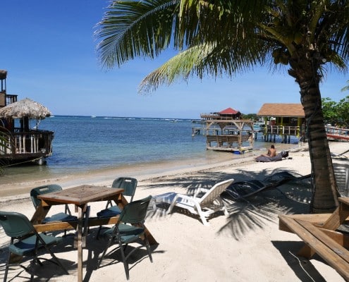honduras_roatan_westend_strand_palmen