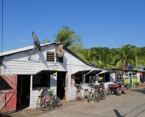 honduras_utila_skid_row_bar_restaurant