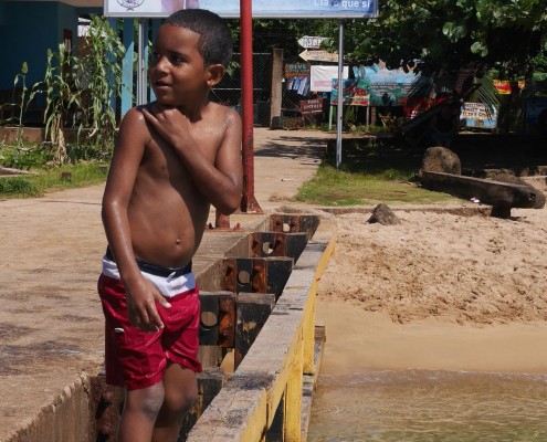 nicaragua_little_corn_local_kid_beach
